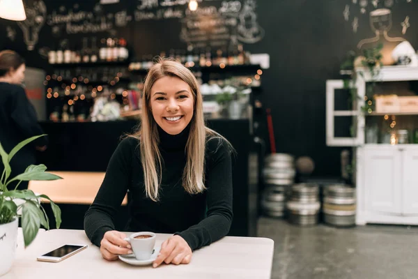 Porträt Einer Jungen Blonden Frau Bei Einer Tasse Kaffee Modernen — Stockfoto