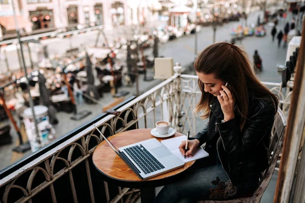 Junge Unternehmerin Die Freien Arbeitet Schreiben Einem Notizbuch Während Eines — Stockfoto