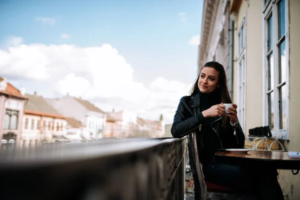 Hosszú Haj Gazdaság Egy Csésze Egy Erkély Város Vonzó Lány — Stock Fotó