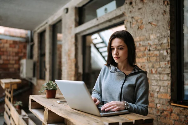 Menina Lindo Roupas Casuais Usando Laptop — Fotografia de Stock