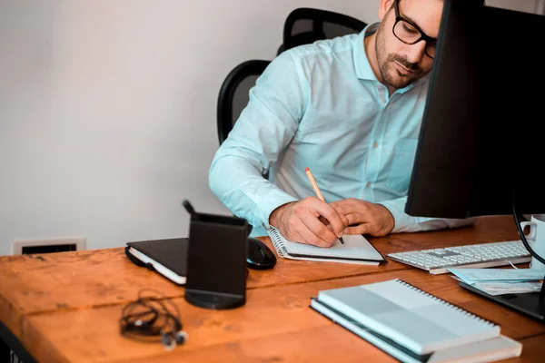 Unternehmer Schreibt Schreibtisch Notizen Auf — Stockfoto