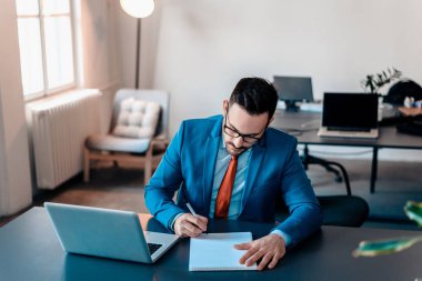 Neşeli işadamı modern Office belgeleriyle çalışma