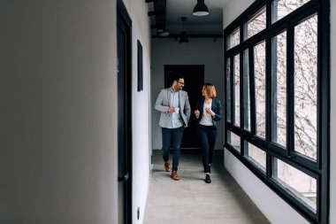 Ofise kahve-mola yürüyen iki iş adamları