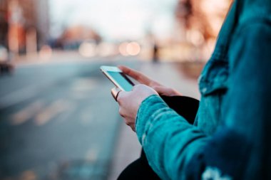 Akıllı telefon tutarak ve masaj yazarak kadın