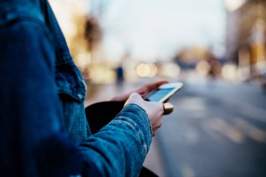 Akıllı telefon tutarak ve masaj yazarak kadın
