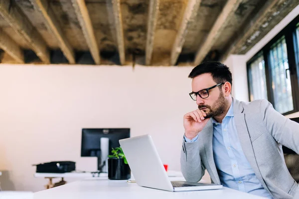 Joven Hombre Negocios Traje Trabajo Portátil — Foto de Stock