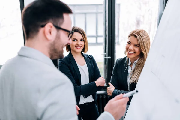 Jungunternehmerteam Bei Geschäftstreffen Diskutiert Neues Projekt — Stockfoto