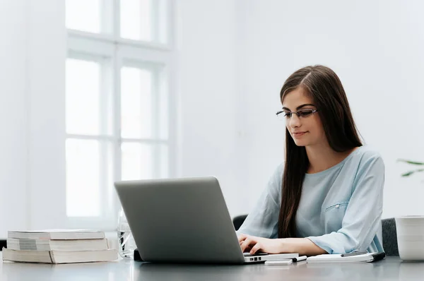 Junge Geschäftsfrau Tippt Hellem Büro Auf Laptop — Stockfoto