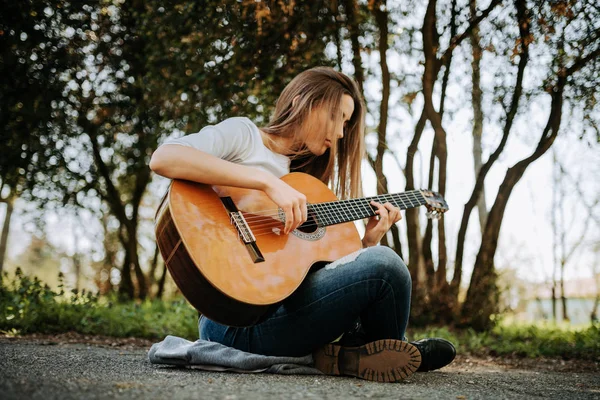 Mujer Joven Tocando Guitarra Acústica Parque Ciudad —  Fotos de Stock