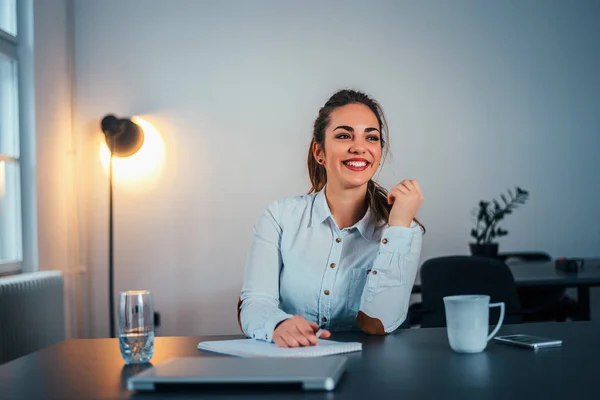 Unga Leende Kvinna Sitter Vid Arbetsplatsen Office — Stockfoto