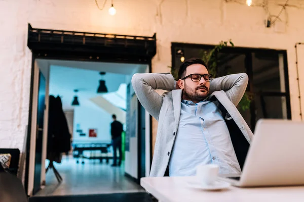 Joven Hombre Negocios Traje Trabajo Portátil — Foto de Stock