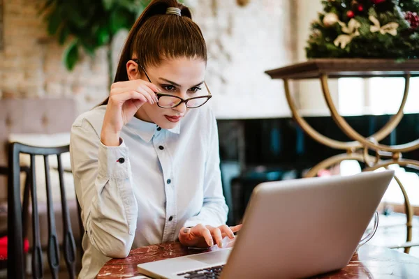 Jovem Está Sentada Café Frente Laptop Olhando Para Tela Surpresa — Fotografia de Stock