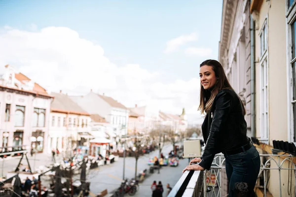 Молодая Женщина Стоит Террасе Над Городской Улицей — стоковое фото