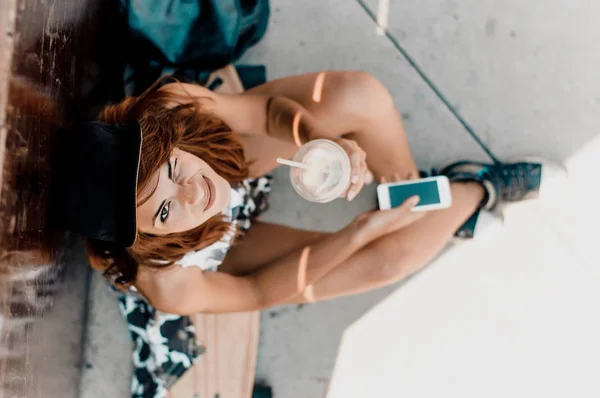 Retrato Vista Superior Mujer Sentada Monopatín Con Cóctel Smartphone Las —  Fotos de Stock