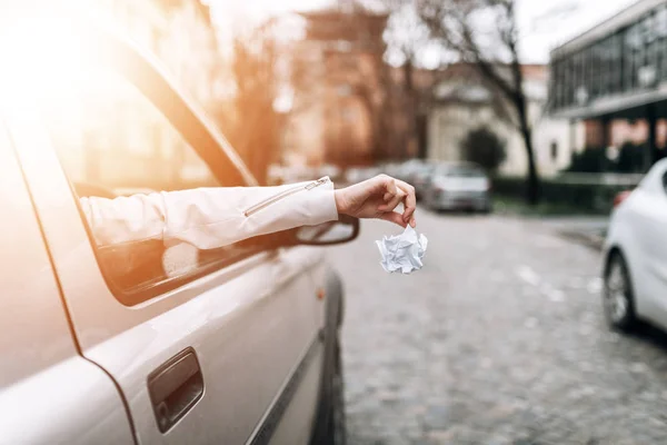 Mano Femenina Tirar Residuos Por Ventana Del Coche — Foto de Stock