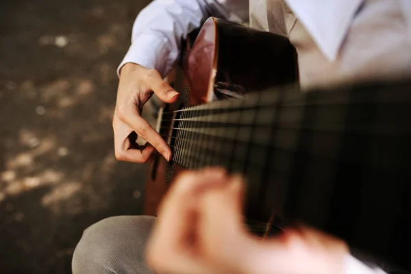Ung Man Spela Akustisk Gitarr City Street — Stockfoto