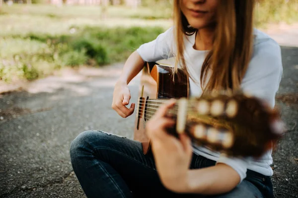 Jeune Femme Jouant Guitare Acoustique Dans Parc Municipal — Photo