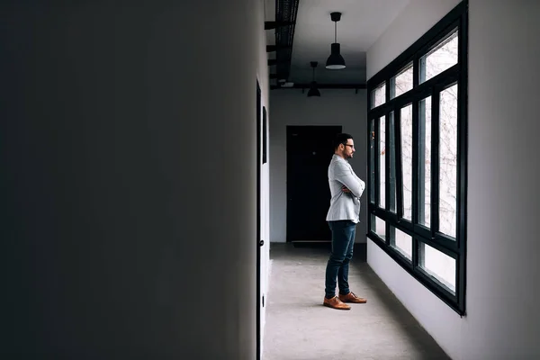 Vista Lateral Del Hombre Negocios Pie Con Brazos Cruzados Mirando — Foto de Stock