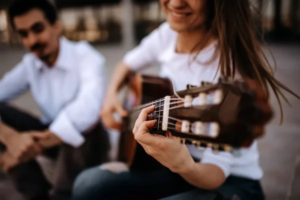 Zamknij Widok Kobiety Gry Gitarze Przyjacielem Odkryty — Zdjęcie stockowe