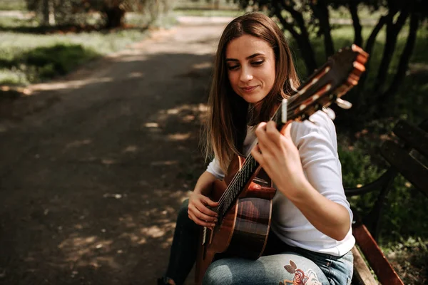 Ung Kvinna Spelar Akustisk Gitarr Stadsparken — Stockfoto