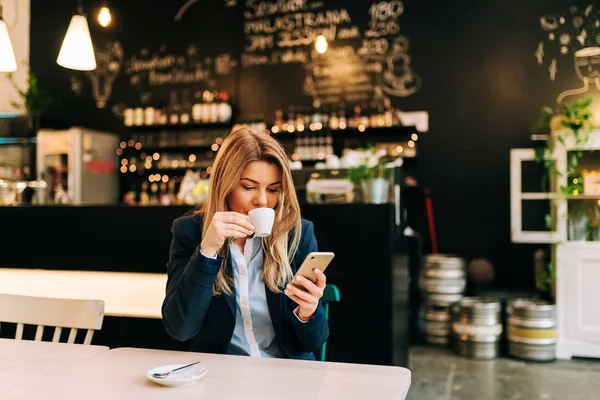 Empresaria Bebiendo Café Usando Smartphone Restaurante —  Fotos de Stock