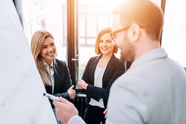 Jungunternehmerteam Bei Geschäftstreffen Diskutiert Neues Projekt — Stockfoto