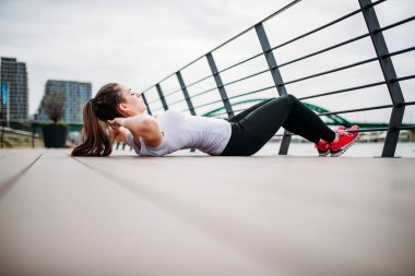 City quay adlı egzersiz genç sportif kadın
