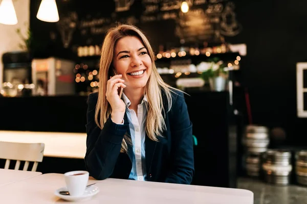 Sonriente Mujer Negocios Hablando Smartphone Restaurante — Foto de Stock