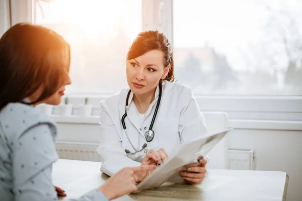 Jeune Médecin Parlant Avec Patient Bureau — Photo