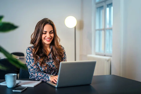 Jovem Sorrindo Mulher Trabalhando Laptop Escritório — Fotografia de Stock