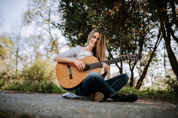 Ung Kvinna Spelar Gitarr Stadsparken — Stockfoto