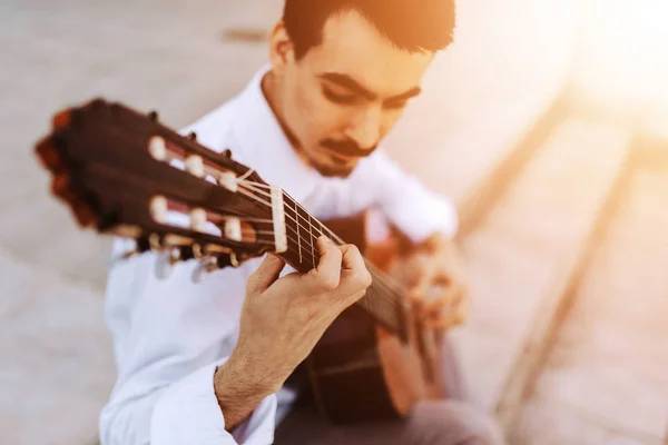 Talentueux Jeune Musicien Jouant Guitare Sur Des Escaliers Béton — Photo