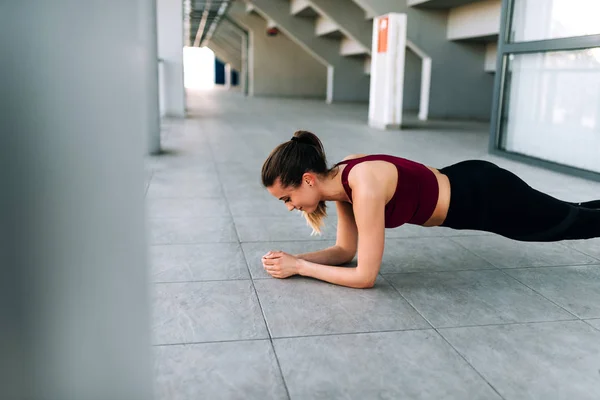 Portrait Latéral Jeune Femme Bonne Santé Faisant Exercice Planche — Photo