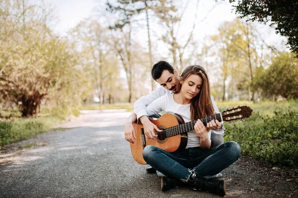 공원에서 기타를 여자를 가르치는 — 스톡 사진