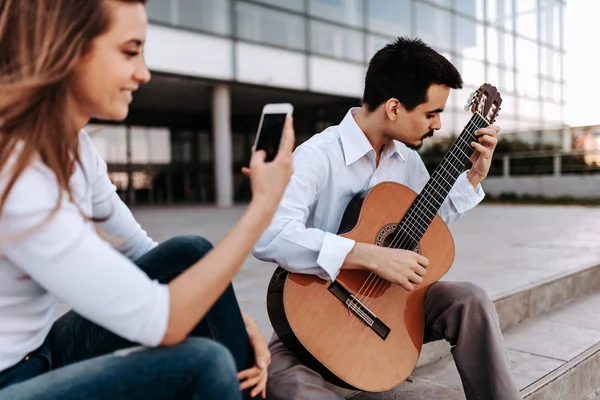 Joven Músico Tocando Guitarra Acústica Mujer Grabando Smartphone —  Fotos de Stock