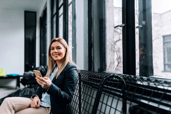 Seitenansicht Der Blonden Geschäftsfrau Mit Smartphone Büro — Stockfoto