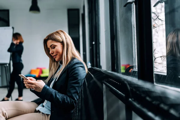 Seitenansicht Der Blonden Geschäftsfrau Mit Smartphone Büro — Stockfoto