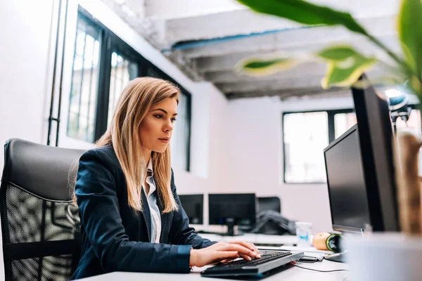 Vista Una Giovane Donna Che Lavora Computer Ufficio — Foto Stock