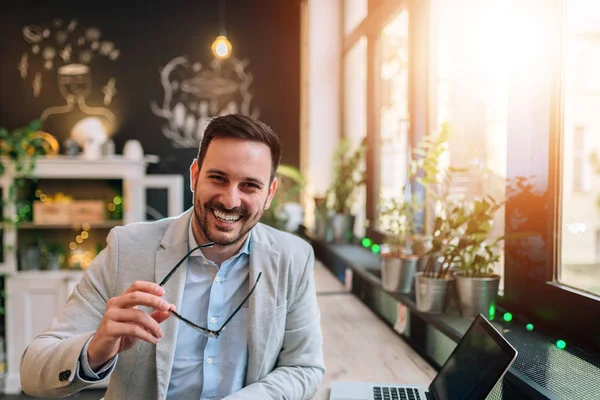 Junger Mann Benutzt Laptop Und Trinkt Kaffee Café — Stockfoto