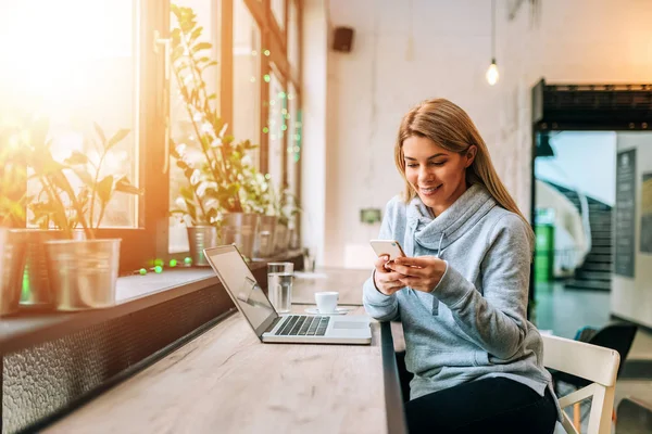 Frau Benutzt Smartphone Und Laptop Hellem Café — Stockfoto