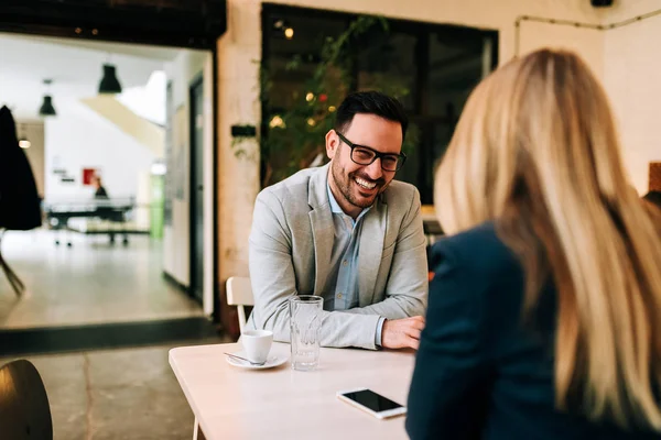 Hombre Negocios Sonriente Hablando Con Mujer Cafetería — Foto de Stock