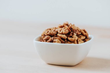 Beyaz kase closeup ceviz taneleri ile