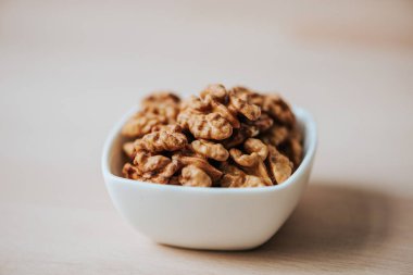 Beyaz kase closeup ceviz taneleri ile