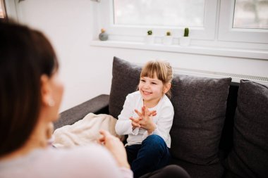 Sevimli sarışın küçük kız evde eğleniyor. Aile Zamanı.