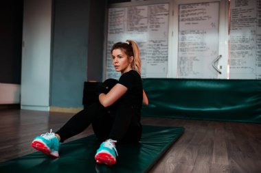 ABS eğitim spor salonunda ağırlık egzersiz