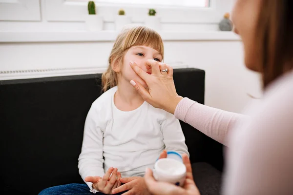 Hautpflegekonzept Mutter Cremt Das Gesicht Ihrer Kleinen Tochter Ein — Stockfoto