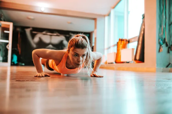 Vodorovný Záběr Sebe Určuje Žena Cvičení Tělocvičně — Stock fotografie