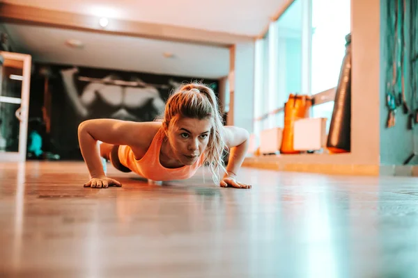 Colpo Orizzontale Donna Autodeterminata Che Esercita Palestra — Foto Stock