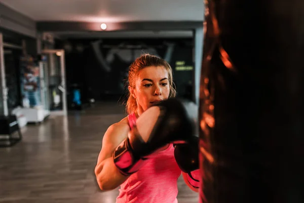 Imagen Cerca Hermosa Mujer Rubia Perforando Bolsa Pesada Gimnasio — Foto de Stock