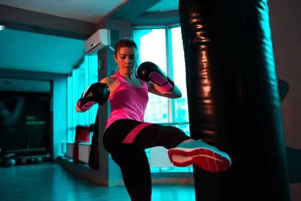 Bionda Kickboxer Donna Piede Calcio Borsa Pesante Palestra — Foto Stock